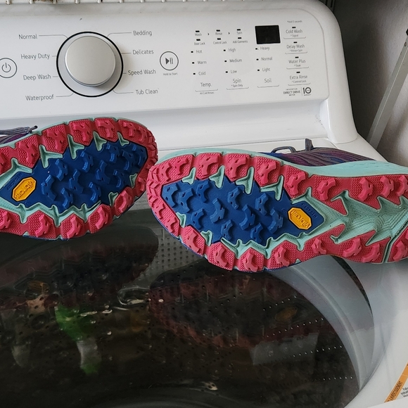 2 pairs of practically new HOKA - Picture 7 of 11